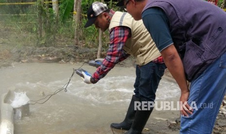 Petugas Pusat Vulkanologi dan Mitigasi Bencana Geologi (PVMBG) mengecek semburan air panas di Desa Cigunung Kecamatan Parungponteng, Kabupaten Tasikmalaya. 