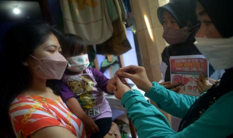 Petugas Puskesmas Kecamatan Menteng bersama kader PKK RW 02 Kelurahan Menteng melakukan sosialisasi terkait penyakit hepatitis akut disela pelaksanaan posyandu di Kawasan Pemukiman Jalan Ayer 5, Menteng, Jakarta.