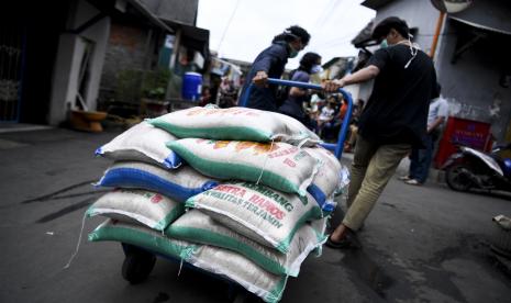 Petugas RT setempat membawa paket bantuan sosial dari pemerintah untuk disalurkan ke warga di Koja, Jakarta, Sabtu (2/5/2020). Kementerian Sosial akan menyalurkan 1,8 juta paket bantuan Khusus Presiden ke masyarakat di wilayah Jakarta, Bogor, Depok, Tangerang, dan Bekasi (Jabodetabek).