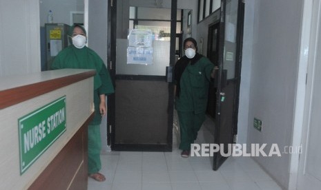 Pusat Layanan Covid-19 RSMH Palembang Buka 24 Jam. Petugas Rumah Sakit Umum Moehamad Hoesin (RSMH) Palembang menyiapkan ruangan isolasi tekanan rendah di salah satu bagian RSMH Palembang, Sumsel.