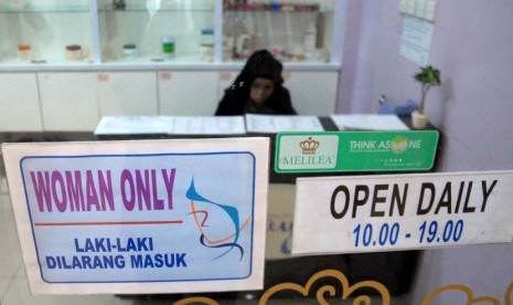 Petugas salon kecantikan muslimah menanti datangnya pelanggan di Anayah Muslimah Salon di kawasan Cikini, Jakarta Pusat, Kamis (22/5).