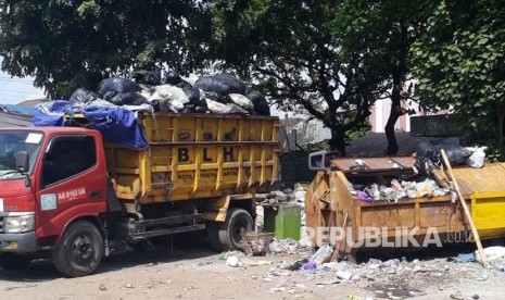 Sampah-sampah di Tempat Pembuangan Sampah Sementara di UPT Malioboro, Yogyakarta, Selasa (19/6). Petugas sampah kewalahan mengangkut sampah yang meningkat hingga empat kali di sepanjang Malioboro pascalebaran.