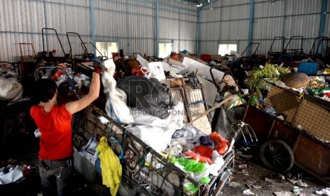 Petugas sampah memilah sampah di Tempat Pengolahan Sampah Terpadu (TPST) Modern di Kelurahan Utan Kayu Selatan, Matraman, Jakarta, Senin (9/11).