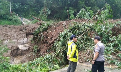 petugas SAR dan kepolisian telah berupaya mencari korban yang diduga tertimbun longsor