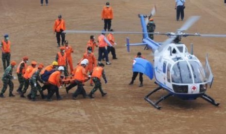 Petugas SAR dan TNI mengevakuasi jenazah korban Sukhoi ke helikopter di Helipad Lapangan Pasir Pogor, Cipelang, Cijeruk, Kabupaten Bogor, Selasa (15/5). 