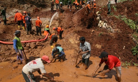 Petugas SAR gabungan bersama relawan dan warga mencari korban bencana longsor yang tertimbun di Desa Kepel, Nganjuk, Jawa Timur,Rabu (12/4). 