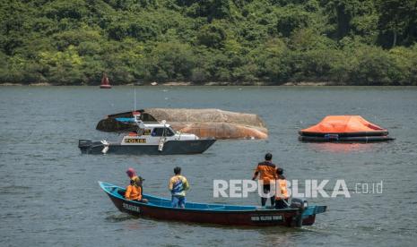 Petugas SAR gabungan melakukan penyisiran di sekitar lokasi kapal Pengayoman IV milik Kemenkumham yang terbalik di alur perairan Cilacap, Jawa Tengah, Jumat (17/9/2021). Kapal Pengayoman IV berjenis feri, yang digunakan untuk angkutan orang dan barang menuju Pulau Nusakambangan, mengalami kecelakaan laut saat bertolak dari dermaga Wijayapura Cilacap, menuju dermaga Sodong Nusakambangan, dan menyebabkan dua orang meninggal. 