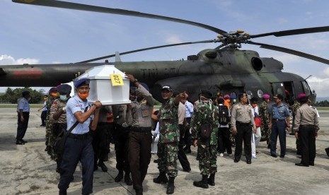 Petugas SAR gabungan membawa peti jenazah korban kecelakaan pesawat Trigana Air di Kompleks Bandara Sentani, Kabupaten Jayapura, Papua, Kamis (20/8). 