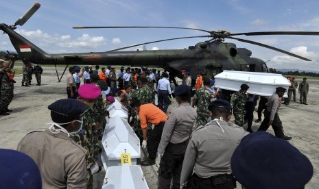 Petugas SAR gabungan membawa peti jenazah korban kecelakaan pesawat Trigana Air di Kompleks Bandara Sentani, Kabupaten Jayapura, Papua, Kamis (20/8).