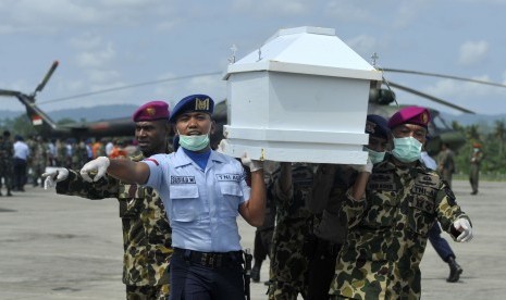 Petugas SAR gabungan membawa peti jenazah korban kecelakaan pesawat Trigana Air di Kompleks Bandara Sentani, Kabupaten Jayapura, Papua, Kamis (20/8).  (Antara/Andika Wahyu)