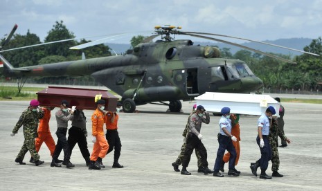 Petugas SAR gabungan membawa peti jenazah korban kecelakaan pesawat Trigana Air di Kompleks Bandara Sentani, Kabupaten Jayapura, Papua, Kamis (20/8). 