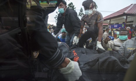 Petugas SAR gabungan menaikkan jenazah korban kecelakaan pesawat Trigana Air ke mobil seusai menjalani pemeriksaan forensik di RSUD Oksibil, Kabupaten Pegunungan Bintang, Papua, Rabu (19/8). 