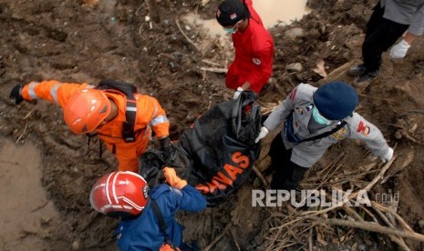 Joint SAR team evacuate victims buried by a landslide at Pattalikang Village, Manuju, Gowa, South Sulawesi, Monday (Jan 28).