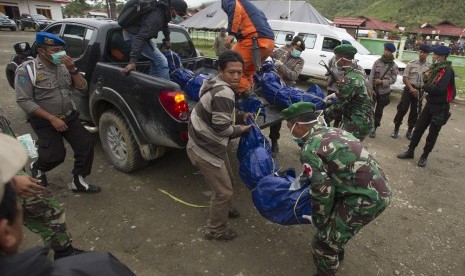 Petugas SAR gabungan menurunkan jenazah korban kecelakaan pesawat Trigana Air dari mobi setibanya di RSUD Oksibil, Kabupaten Pegunungan Bintang, Papua, Rabu (19/8). 