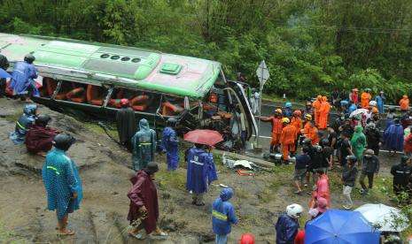 Petugas SAR melakukan evakuasi korban dari lokasi kecelakaan bus di Imogiri, Bantul, DI Yogyakarta, Ahad (6/2/2022). Hingga Ahad (6/2) malam, petugas kepolisian mencatat sebanyak 13 orang meninggal dunia dalam kecelakaan tersebut.