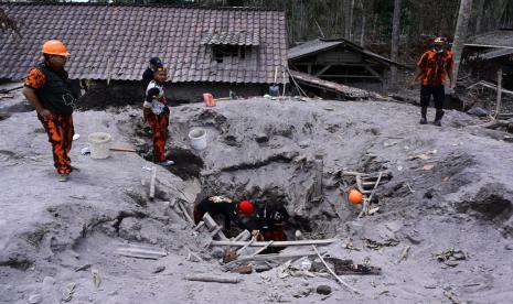 Petugas SAR melakukan pencarian korban di kawasan lintasan awan panas Gunung Semeru di Dusun Renteng, Desa Sumber Wuluh, Candipuro, Lumajang, Jawa Timur, Jumat (10/12/2021). Informasi yang disampaikan anggota RAPI langsung menyebar ke penjuru Semeru.