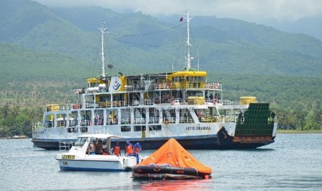 Petugas SAR mengevakuasi penumpang dari kapal feri yang tenggelam (ilustrasi).