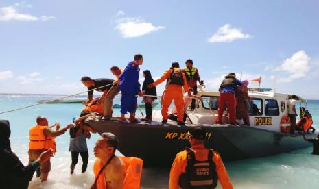 Petugas SAR mengevakuasi penumpang KM Karya Indah rute Ternate - Sanana Kepulauan Sula yang terbakar di Sanana, Kabupaten Sula, Maluku Utara, Sabtu (29/5/2021).