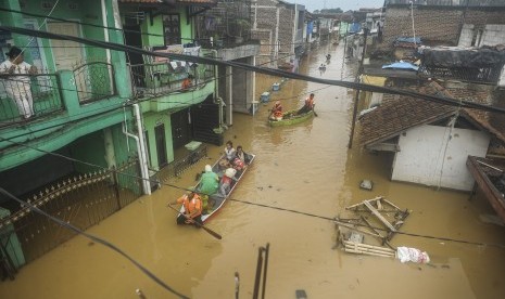 Petugas SAR mengevakuasi warga menggunakan perahu dari banjir (ilustrasi)