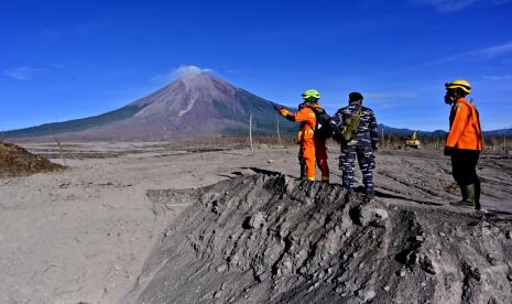 Petugas SAR menggunakan melakukan pencarian korban di kawasan lintasan awan panas Gunung Semeru di Curah Koboan, Pronojiwo, Lumajang, Jawa Timur, Senin (13/12/2021). Tim SAR memfokuskan pencarian di tiga sektor untuk mencari 9 warga yang belum dimetemukan.