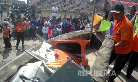 Petugas SAR mengumpulkan serpihan helikopter Basarnas yang jatuh di kawasan lereng gunung Butak Desa Canggal, Candiroto,Temanggung, Jateng, Senin (3/7). 