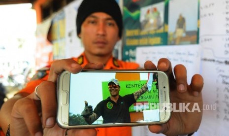 Petugas SAR menunjukan foto pendaki Andrey Voytech, warga negara Selandia Baru, yang hilang di gunung Merbabu di Pos Thekelan, Desa Batur, Getasan, Kabupaten Semarang, Jawa Tengah, Rabu (4/4).