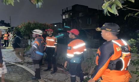 Petugas SAR tengah mencari seorang kakek di Jalan Pasir Jaya, Kecamatan Regol, Kota Bandung yang jatuh dan hanyut di Sungai Cikapundung, Selasa (1/11/2022). 