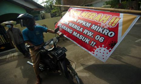 Petugas Satgas COVID-19 memutar balik pengendara yang bukan warga setempat saat lockdown PPKM Mikro di RT 03 RW 06 Desa Balamoa, Kabupaten Tegal, Jawa Tengah, Jumat (18/6/2021). Sejak dua hari terakhir, desa tersebut melakukan karantina wilayah menyusul adanya 14 warga positif COVID-19 dari klaster hajatan dan satu diantaranya meninggal dunia. 