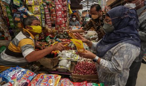 Petugas Satgas Pangan Provinsi Kalteng berbincang dengan pedagang saat melakukan sidak minyak goreng di Pasar Kahayan, Palangkaraya, Kalimantan Tengah, Kamis (10/2/2022). Sidak tersebut untuk memastikan ketersediaan stok dan harga eceran minyak goreng di pasar serta di pasokan distributor setempat sekaligus mencegah terjadinya penimbunan minyak yang menyebabkan kelangkaan di pasaran. 