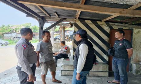 Petugas Satlantas dan Satreskrim Polres Cianjur mendatangi bengkel mobil MM di Desa Ciloto, Kecamatan Cipanas yang viral lantaran dikeluhkan konsumennya.