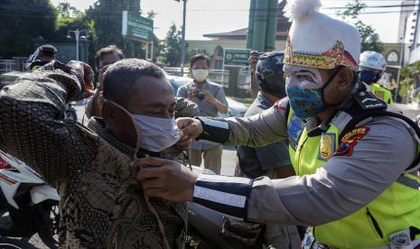 Petugas Satlantas Polres Pekalongan Kota menggunakan kostum punokawan membagi masker kepada pengguna jalan saat operasi simpatik pembagian masker di Pekalongan, Jawa Tengah. Pemerintah Kota Pekalongan, Jawa Tengah, menutup sejumlah ruas jalan protokol sebagai upaya mengantisipasi penyebaran COVID-19 karena tempat itu berpotensi terjadi kerumunan massa.