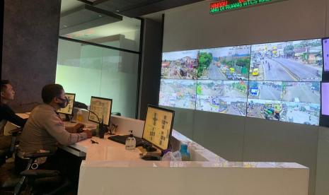 Petugas Satlantas Polres Semarang dan Dishub Kabupaten Semarang memantau situasi arus lalu lintas libur tahun baru, melalui monitor Area Traffic Control Sistem (ATCS), Ahad (2/1). Guna mengantisipasi kemacetan Polres Semarang dan Dishub kabupaten semarang mengoptimalakan fasilitas ATCS.