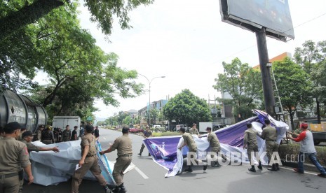 (ILUSTRASI) Penertiban alat peraga sosialisasi (APS) atau alat peraga kampanye (APK) yang menyalahi aturan.