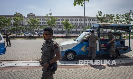 Petugas Satpol PP beraktivitas di kawasan Pulau D Reklamasi, Jakarta, Jumat (23/11/2018).