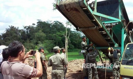 Petugas Satpol PP melakukan penertiban tambang ilegal (ilustrasi) 