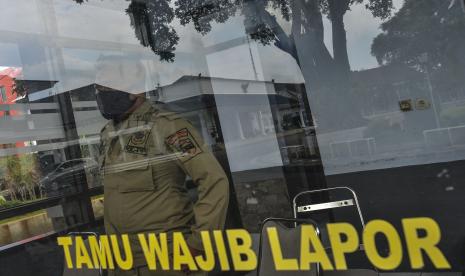 Petugas Satpol PP berjaga di halaman Pendopo Kabupaten Ciamis, Jawa Barat, Sabtu (27/2/2021). Bupati Ciamis Herdiat Sunarya beserta Wakil Bupati Yana D Putra dan sejumlah pegawai terkonfirmasi positif COVID-19 berdasarkan hasil uji tes usap yang diduga terpapar dari klaster perkantoran di lingkungan Pemerintah Daerah Ciamis. 