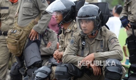 Petugas Satpol PP berjaga saat penutupan kafe-kafe ilegal di daerah Jakarta Utar. (Ilustrasi)