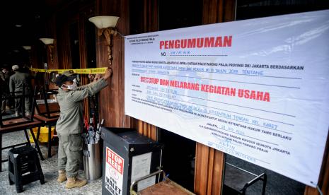 Petugas Satpol PP bersama Dinas Pariwisata dan Ekonomi Kreatif, serta TNI melakukan penyegelan di salah satu bar-resto Holywings di Jakarta.