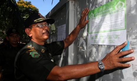 Petugas Satpol PP dan Wilayatul Hisbah (polisi syariat). Ilustrasi.