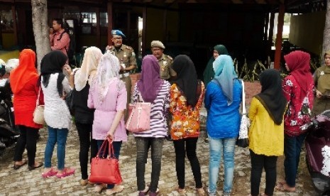 Petugas Satpol PP dan Wilayatul Hisbah (WH) Dinas Syariat Islam memberikan pembinaan kepada warga yang mengenakan celana ketat saat terjaring dalam razia Syariat Islam di Banda Aceh (ilustrasi).