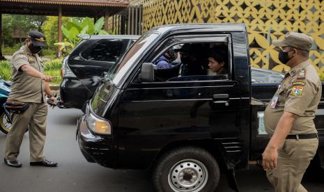 Petugas Satpol PP Kelurahan Ragunan menggelar razia masker di Jalan Ampera Raya, Jakarta.