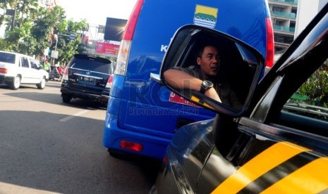   Petugas Satpol PP kota Bandung berjaga di zona merah pedagang kaki lima di jalan Merdeka Bandung, Sabtu (1/2).   (Septianjar Muharam)