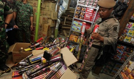 Petugas Satpol PP Kota Palembang mengamankan kardus berisi petasan saat melakukan razia petasan di jln Sentot Ali Basah 17 Ilir, Palembang, Selasa (23/9).