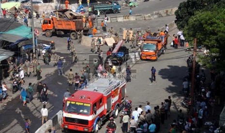  Petugas Satpol PP melakukan pembongkaran lapak PKL di kawasan Pasar Tanah Abang, Jakarta Pusat, Ahad (11/8).  (Republika/ Yasin Habibi)