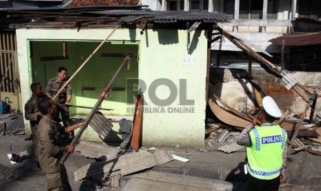  Petugas Satpol PP melakukan pembongkaran lapak PKL di kawasan Pasar Tanah Abang, Jakarta Pusat, Ahad (11/8). (Republika/ Yasin Habibi)