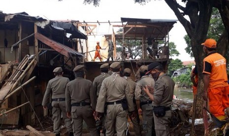 Petugas Satpol PP melakukan penertiban bangunan di Bantaran Kali Ciliwung, Kelurahan Bukit Duri, Tebet, Jakarta Selatan, Selasa (11/7).