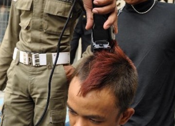 Petugas Satpol PP memangkas rambut 'landak' anak punk dari kelompok Publik United Not Kingdom (PUNK) di Kantor Satpol PP Aceh, Banda Aceh, Kamis (10/2). 