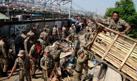   Petugas Satpol PP membongkar bangunan liar di kawasan Tanah Abang, Jakarta Pusat, Senin (4/8). ( Republika/Yasin Habibi)