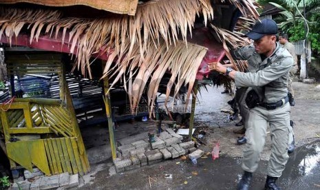  Petugas Satpol PP membongkar bangunan yang berdiri di atas saluran air.