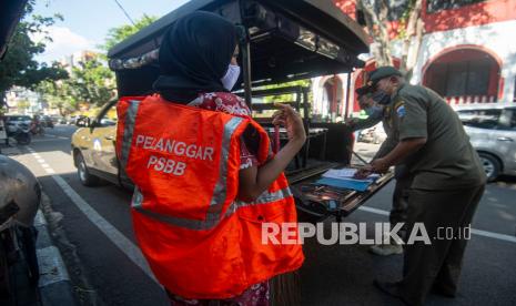 Petugas Satpol PP mendata warga yang melanggar aturan protokol kesehatan COVID-19 selama masa Pembatasan Sosial Berskala Besar (PSBB) 